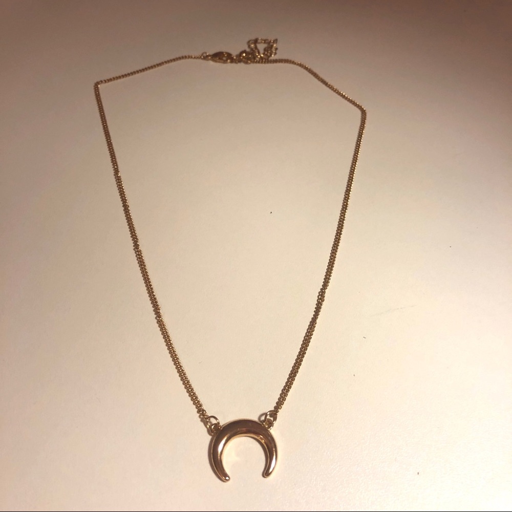 Gold color simple horseshoe necklace